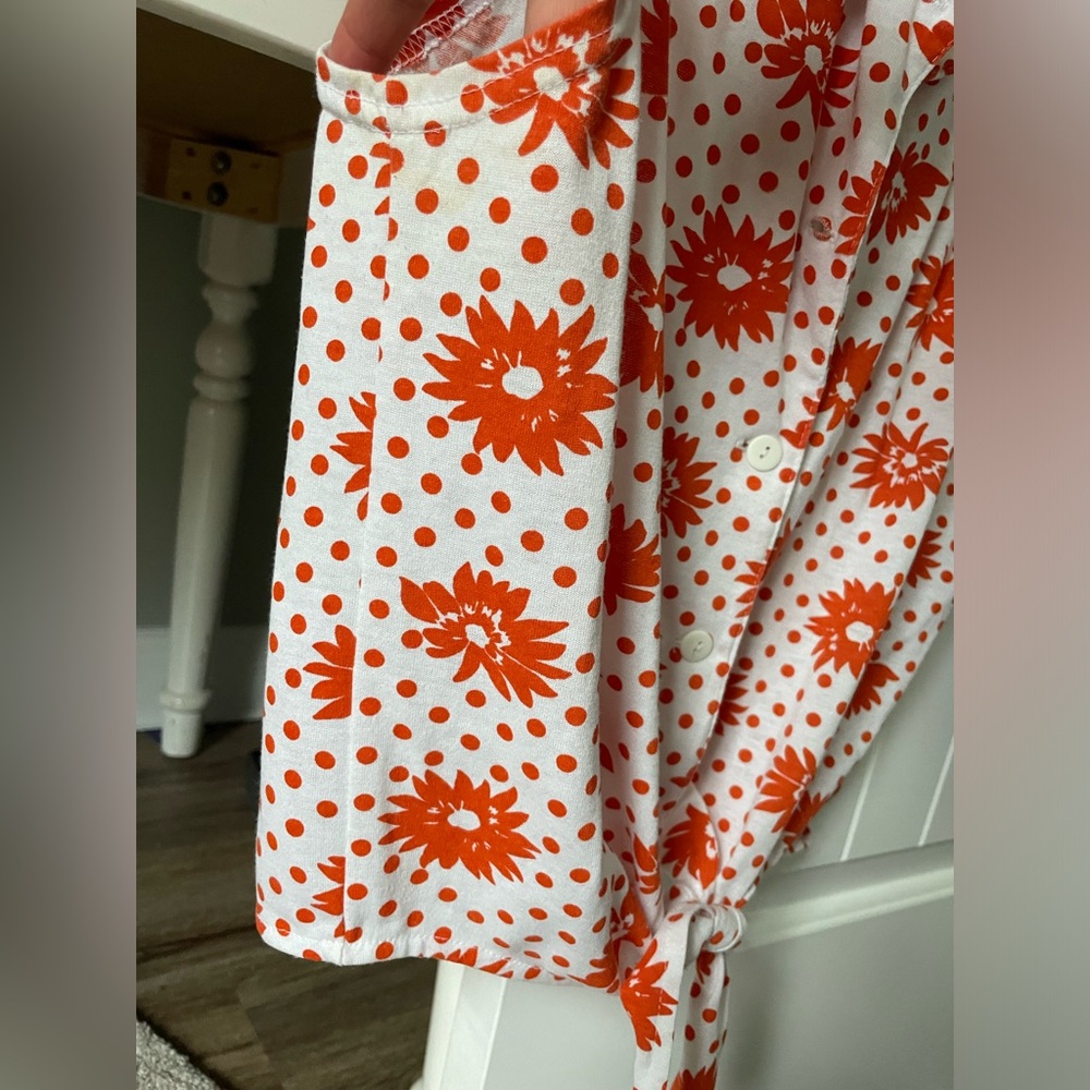 Vintage Floral Sleeveless Tie-Front Top - Red and White - Picture 14 of 16